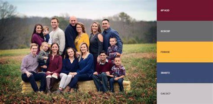 18 Family Photo Color Schemes to Nail the Photoshooting Session