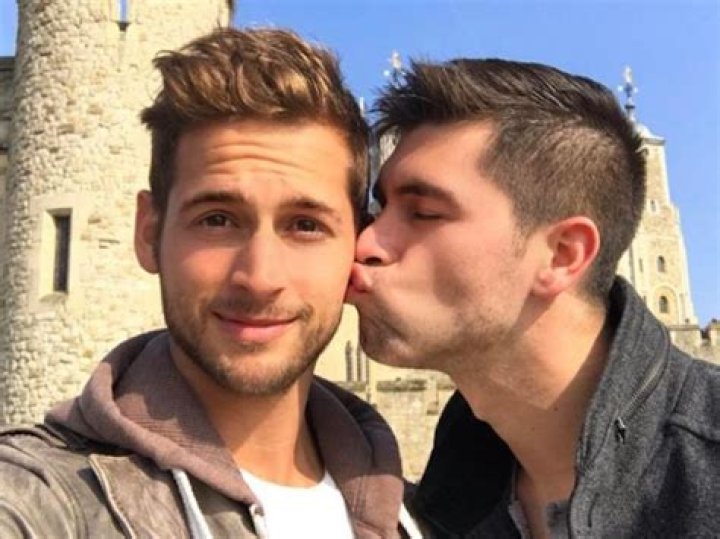 56 Adorable Queer Instacouples You Need to Follow