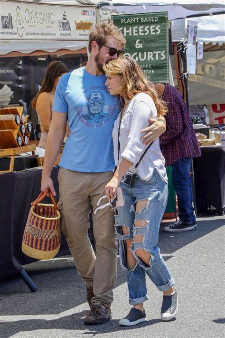Bethany Joy Lenz with boyfriend at the farmers market 04 GotCeleb