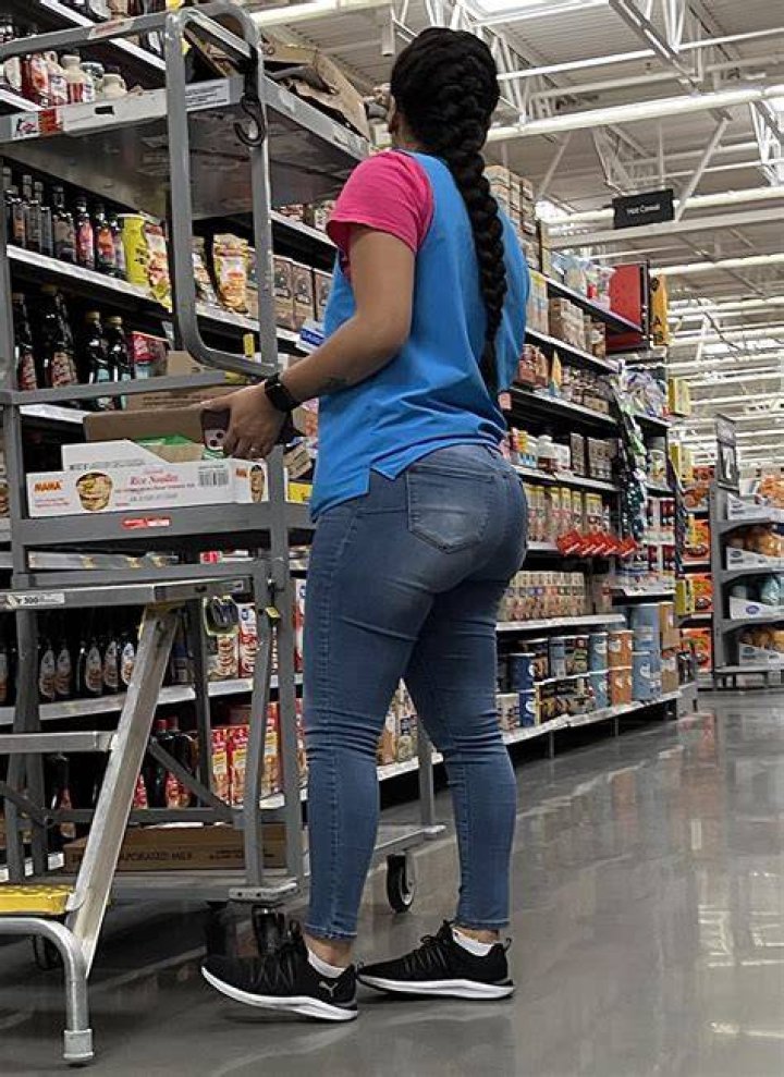 Big booty Walmart milf (15/17)
