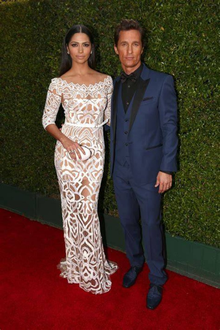Brasileira Camila Alves encanta no tapete vermelho com Matthew