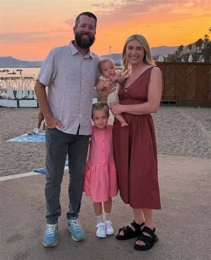 Brett wife, age, biography, height, net worth as of 2023 emubliss