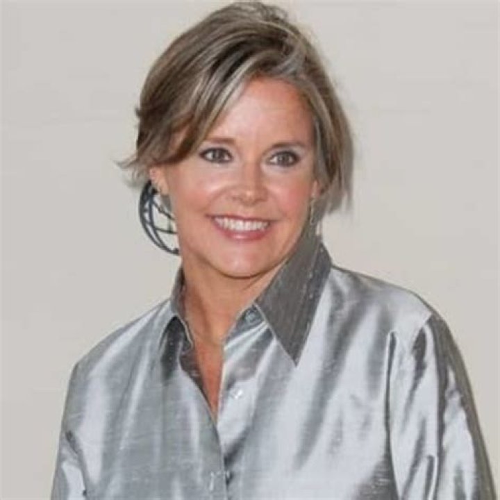 Carrie Schenken Bio, Age, Net Worth 2022, Salary, Partner, Height