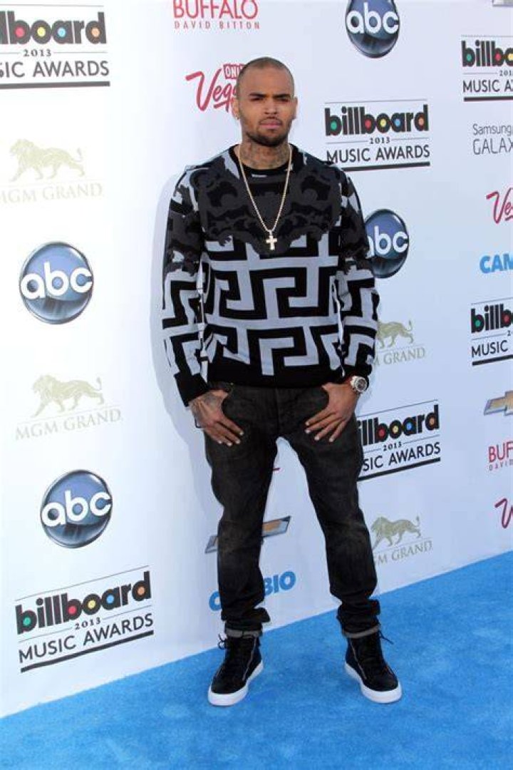 Chris Brown Height How Tall is The American SingerSongwriter? Hood MWR