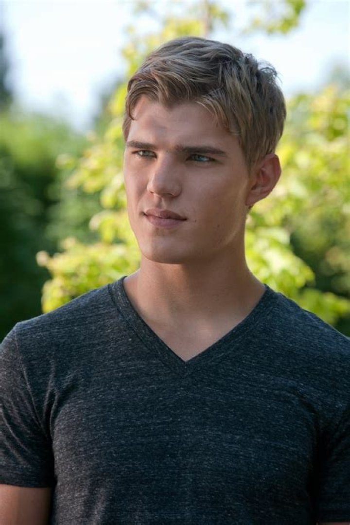Who is Chris Zylka? Wiki, Wife, Height, Net Worth, Career Chris Zylka