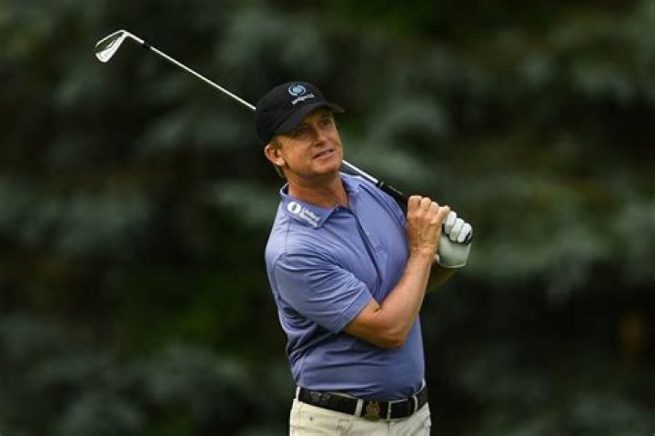 David Toms opens defense of his championship with a 62 and is tied with