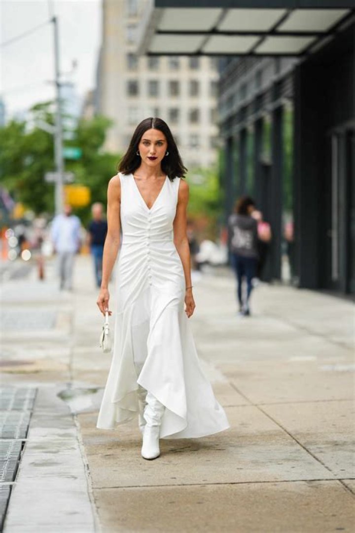 Dressed in an all-white outfit with a baseball cap and sporty sneakers, Locklear, 61, spent around 30 minutes browsing the market