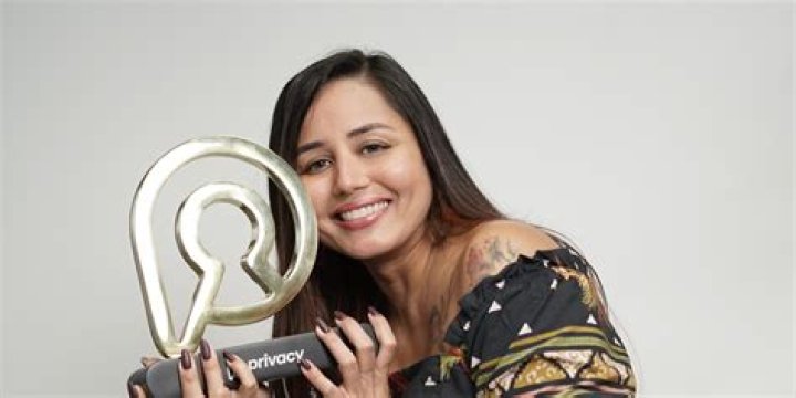 Exprofessora conta que ficou milion&aacute;ria ap&oacute;s entrar para o OnlyFans