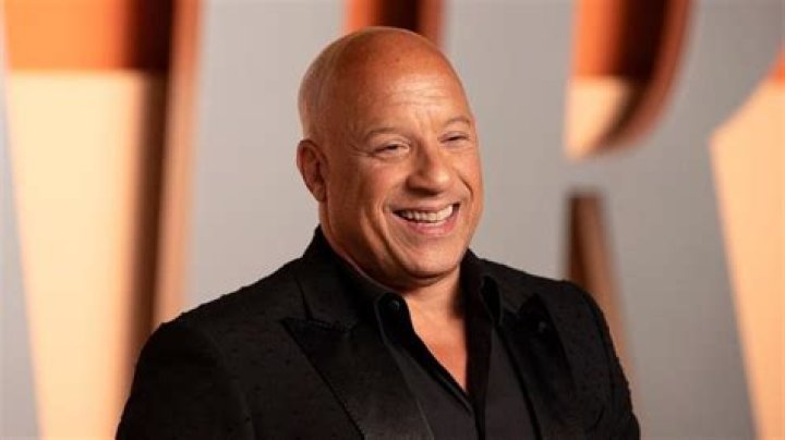 Famous Debo Bio, Age, Net Worth, Single, Nationality, Facts