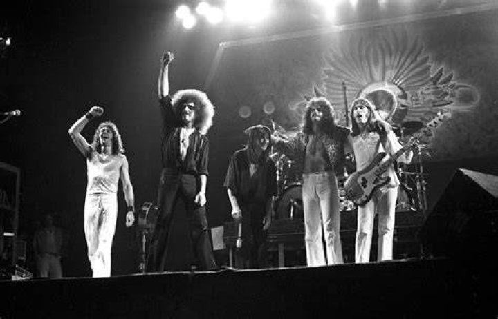 Five Classic Rock Bands That Are STILL Rocking Gunaxin