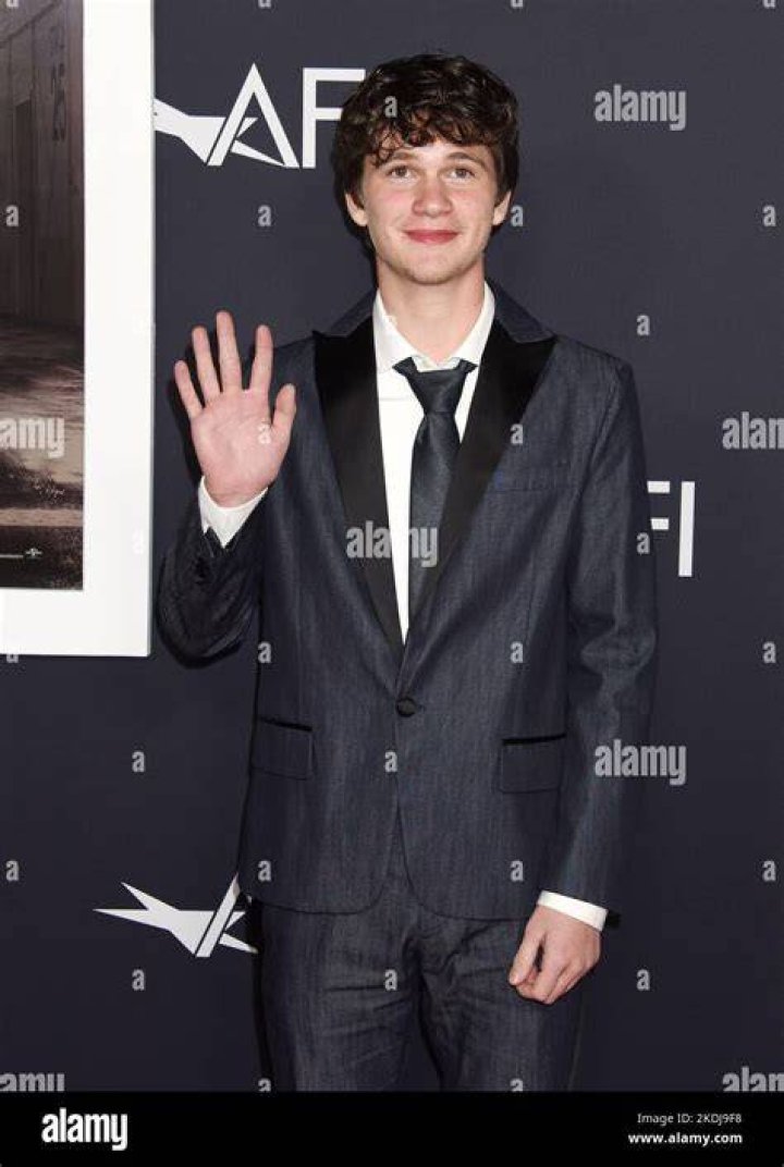 Gabriel Bateman Age, Net Worth, Girlfriend, Family and Biography
