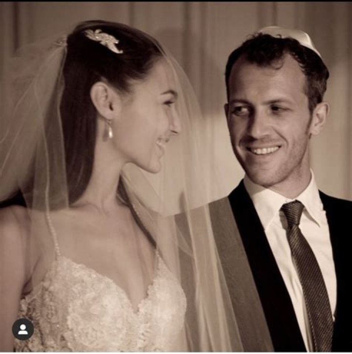 Gal Gadot Wedding Dress That You Can&rsquo;t Take Your Eyes Off