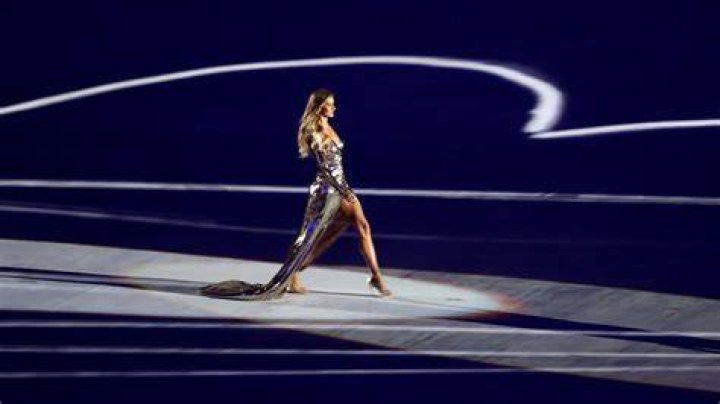 Gisele Bundchen takes a long, final public sashay to roars of Rio