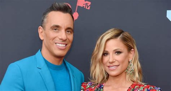 Host Sebastian Maniscalco Arrives with Wife Lana Gomez at MTV VMAs 2019