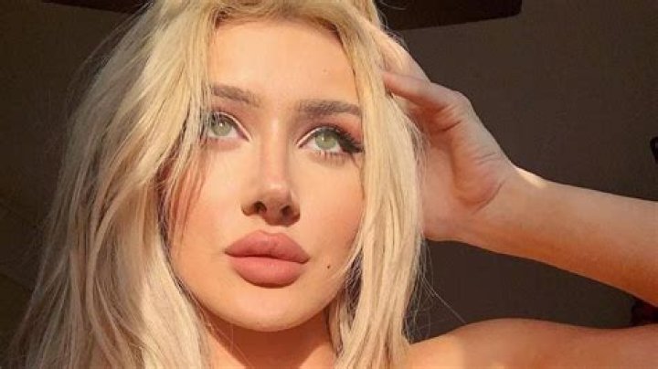 Hot X.tape Molly Eskam naked on mirro so lewd... mollyeskamOF2