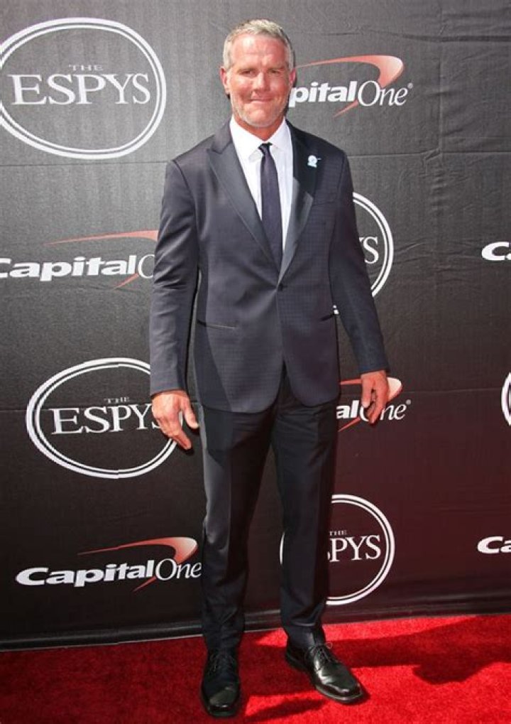 How tall is Brett Favre