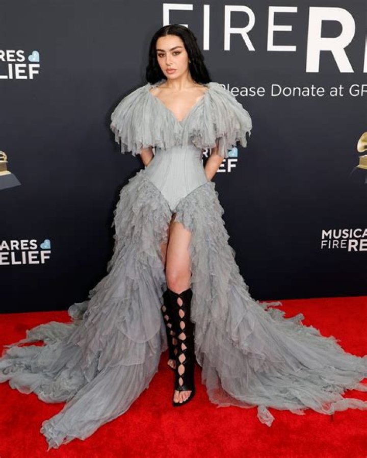 How tall is Charli Xcx