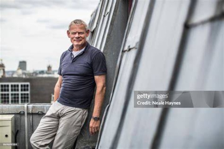How tall is Martin Clunes
