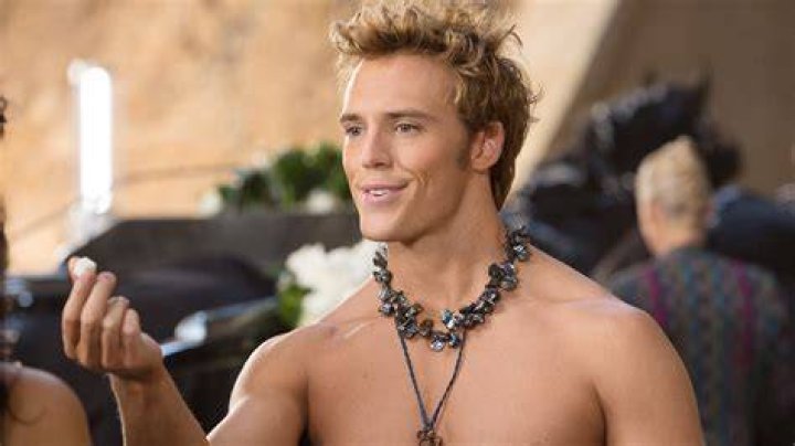 How tall is Sam Claflin