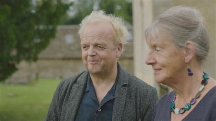How tall is Toby Jones