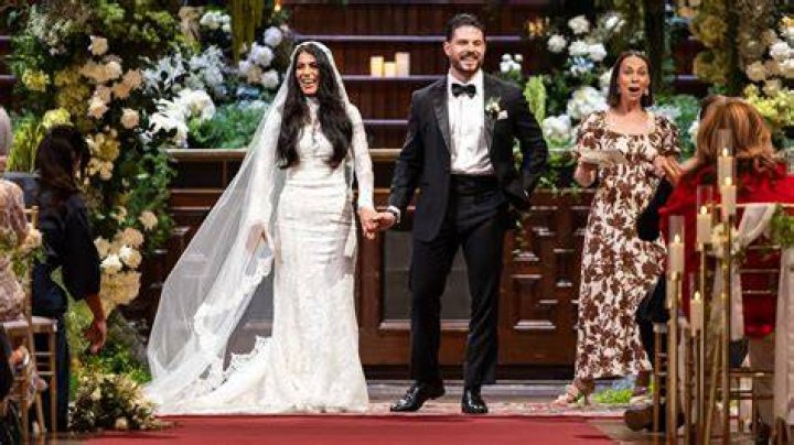 Is Michael Che Married? All About His Love Life, Career &