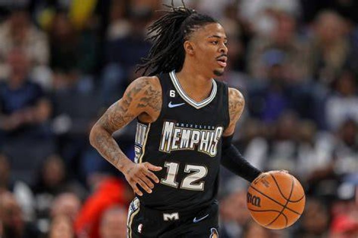 Ja Morant leaves the GrizzliesHawks game with an apparent knee injury