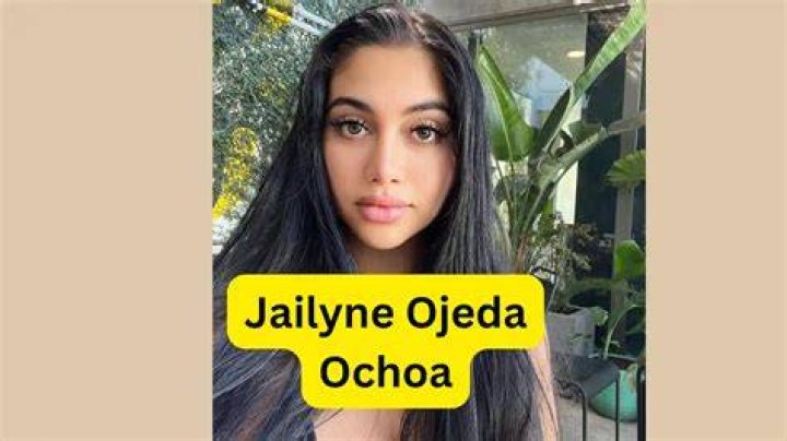 Jailyne Ojeda Ochoa se ve sexy con blusa roja y jeans ajustados