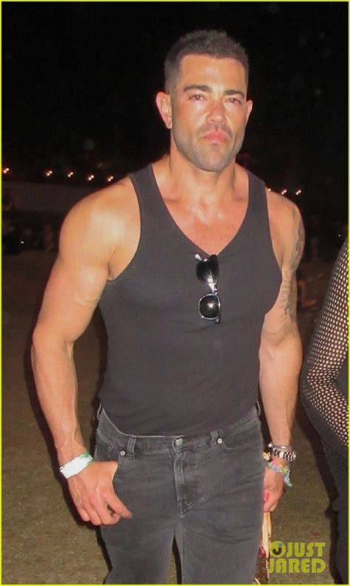 Jesse Metcalfe shows off his guns out with girlfriend Cara Santana in