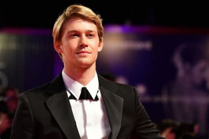 Joe Alwyn Net Worth Here's How Rich Taylor Swift's Boyfriend Is