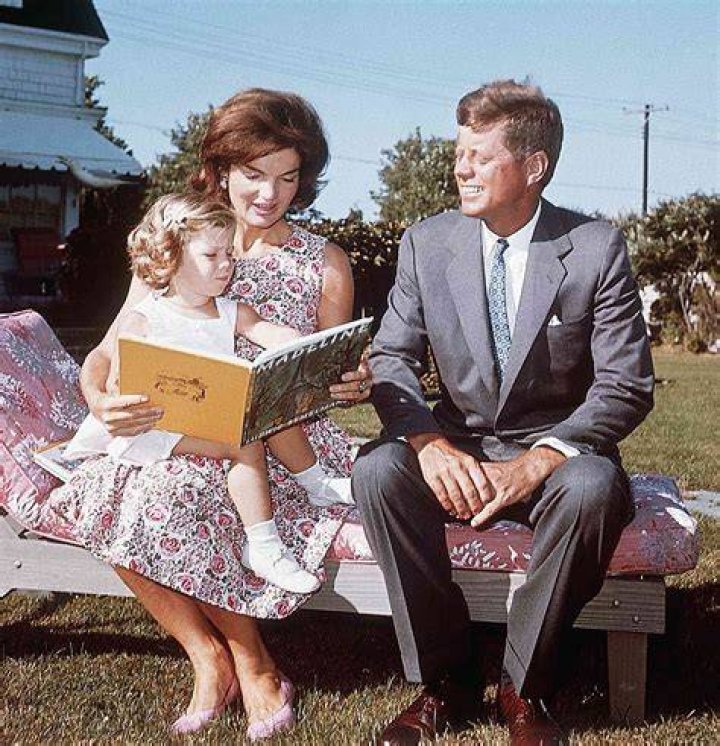 JOHN F. KENNEDY WITH HIS WIFE JACQUELINE "JACKIE" 8X10 PHOTO (ZZ055)