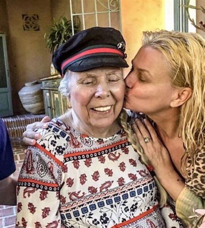 Joni Mitchell gets a kiss from her daughter, Kilauren Gibb Joni
