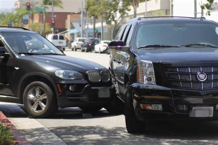 Justin Bieber gets into Car Accident after Chase with Paparazzi in