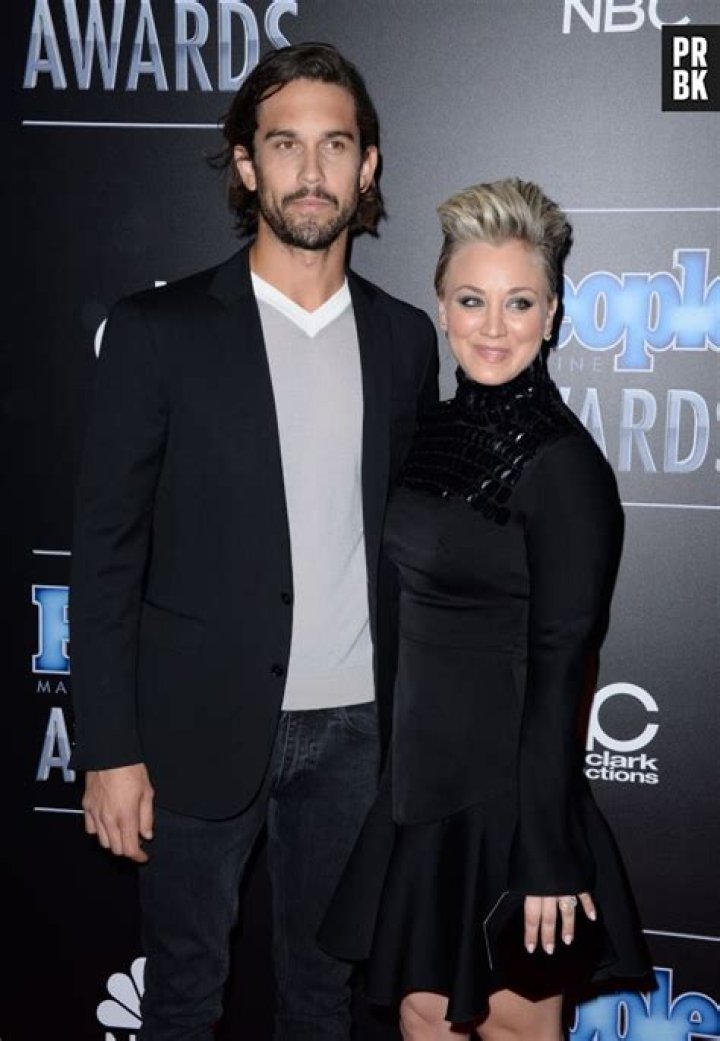 Kaley Cuoco et parents photo stock &eacute;ditorial. Image du c&eacute;l&egrave;bre 47526698