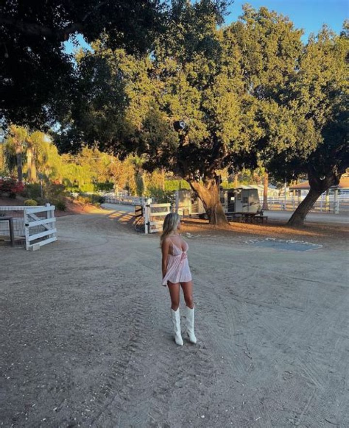 Kayla Simmons, musa do OnlyFans, exibe seios volumosos em clique ousado