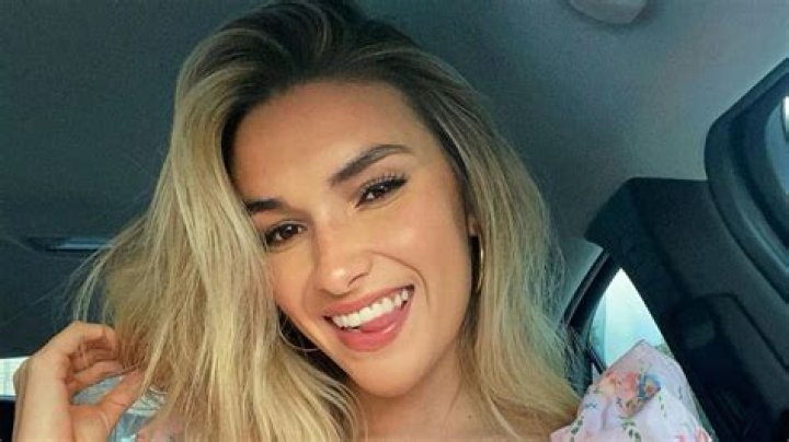 Kayla Simmons pone a sudar a sus fans con picante foto
