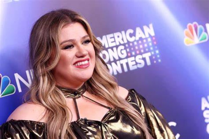Kelly Clarkson 2024 Almeta Consuelo