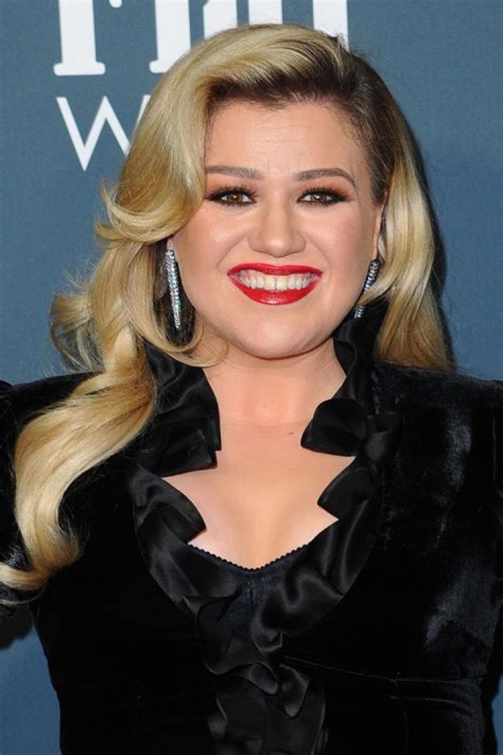 Kelly Clarkson’s Height, Weight, Net Worth, Favorites, and More Mr