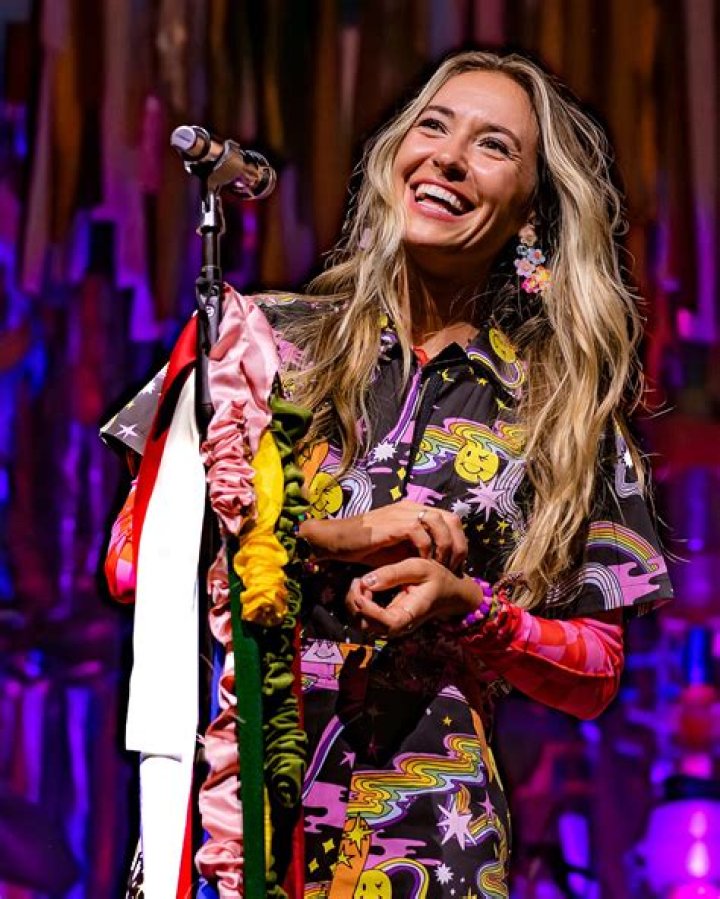 Lauren Daigle Photos Of The Singer Hollywood Life