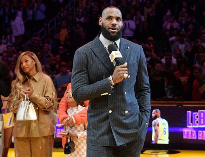 LeBron James honors wife Savannah during NBA scoring ceremony United