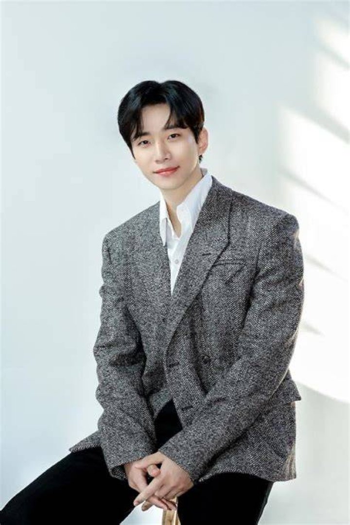 Lee Dongwook IMDb