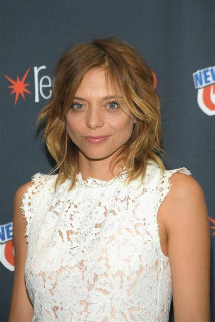 Lizzie Brocheré Net Worth 2024 Wiki Bio, Married, Dating, Family