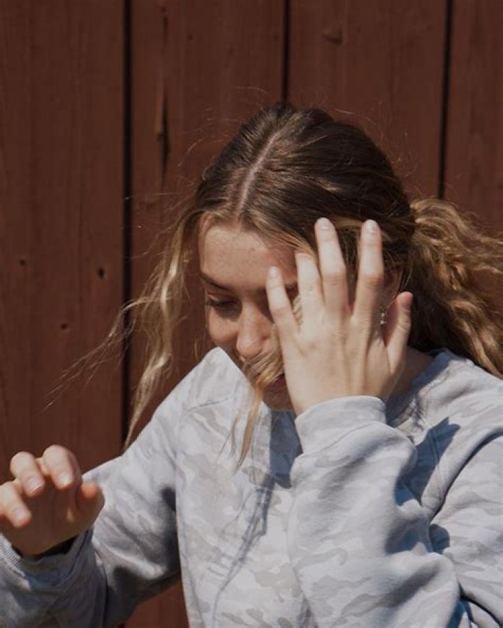 Maddie Henderson Bio, Wiki, Net worth, Height, Early Life, Sisters