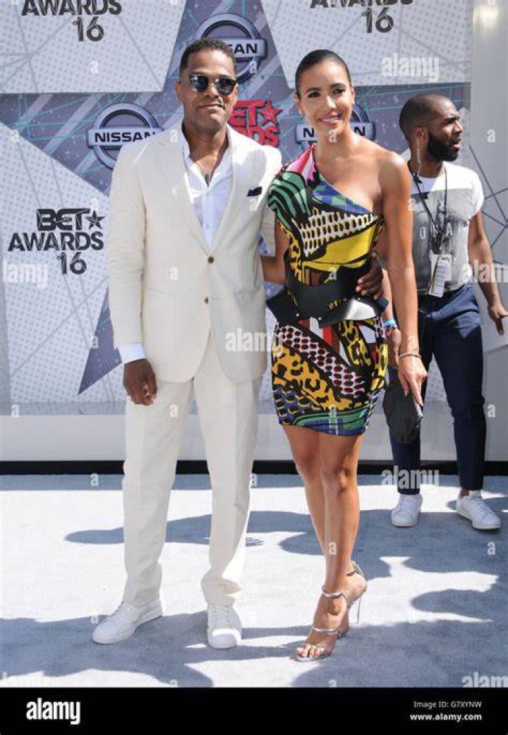 Maxwell and Julissa Bermudez 2017 VH1's "Dear Mama" Purple Carpet YouTube