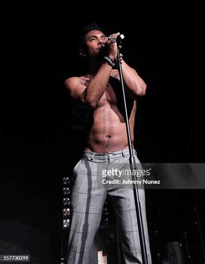 Miguel Performs 'Adorn' On 'Letterman' Celebrity Bug