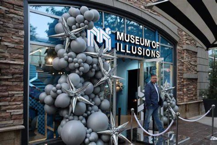 Museum of Illusions a Hollywood Must Visit! SparksNStyle