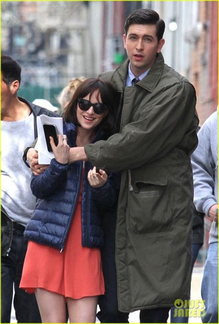 Nicholas Braun & Dakota Johnson Are The Cutest Couple Ever On 'How To