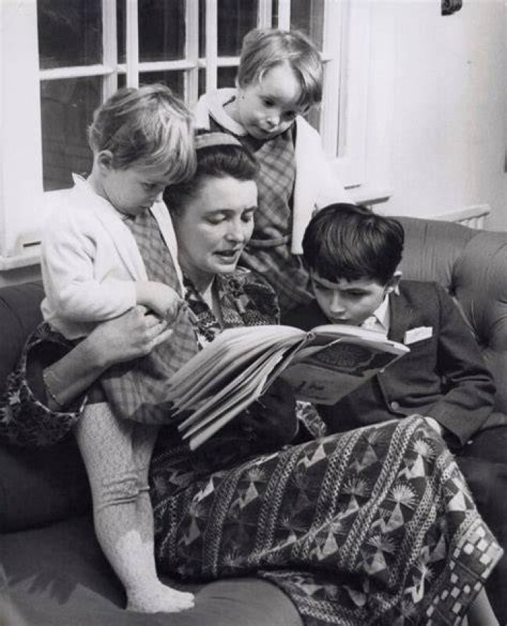 NPG x194147; Lucy Dahl; Ophelia Magdalena Dahl; Patricia Neal; Theo
