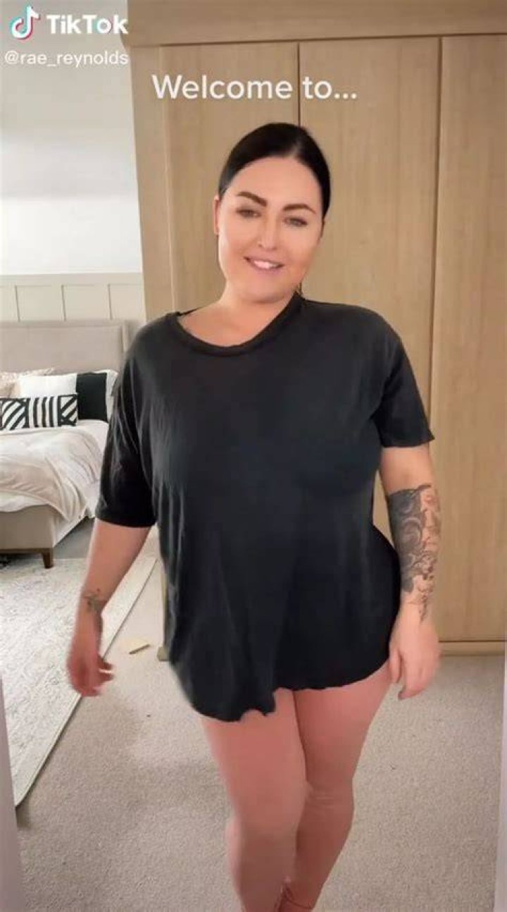 OnlyFans model wows fans in red lingerie declaring ‘mums can do it too