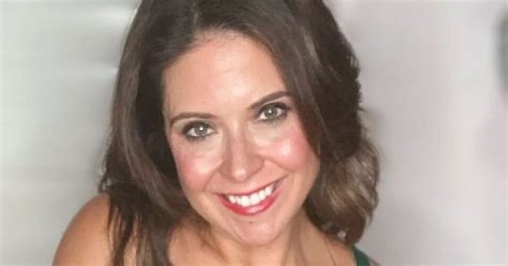 OnlyFans mum whose kids were expelled to give away money as she's