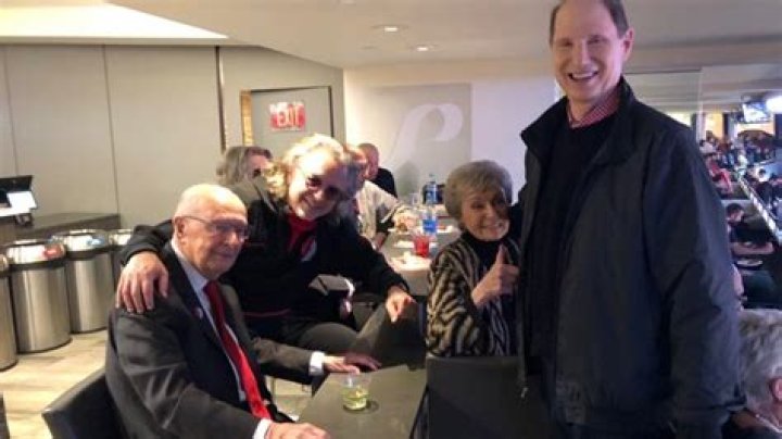 Oregon Senator Ron Wyden honors Bill & Dottie Schonely on U.S. Senate